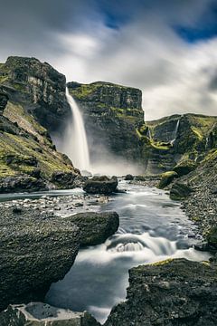 Blick auf den Haifoss-Wasserfall vom Fluss Fossa in Island
