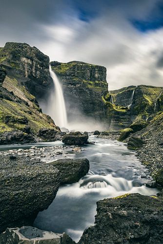 Uitzicht op de Haifoss waterval vanaf de Fossa rivier in IJsland