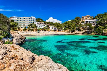 Aan zee op het eiland Mallorca, mooie Cala Santanyi strandbaai van Alex Winter