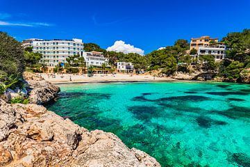 Bord de mer sur l'île de Majorque, belle baie de la plage de Cala Santanyi sur Alex Winter