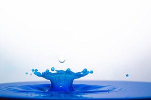 Éclaboussure de bleu et de blanc