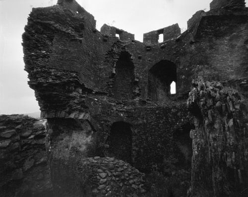 Caerphilly Castle, The Fallen Tower van Mark van Hattem