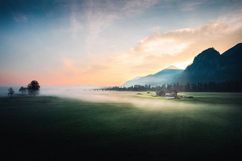Boerderij in Mist bij Zonsopkomst