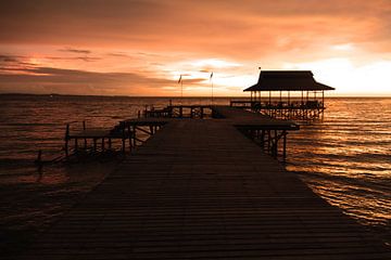 El sol esparce sus últimos rayos sobre las olas brillantes en el mar de China Meridional.  El muelle sur Onne Kierkels