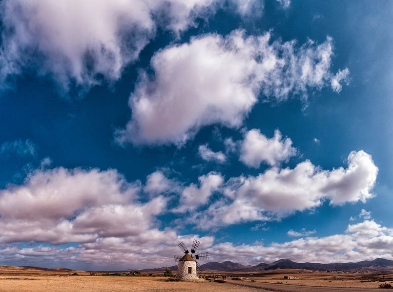 Molino de Tefia, windmolen met 6 wieken, Tefia, Fuerteventura, Spanje van Rene van der Meer