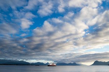 Hurtigruten op het water bij Molde, Noorwegen