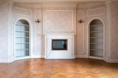 Televisie in de Muur. van Roman Robroek - Foto's van Verlaten Gebouwen