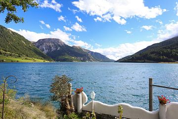 Lac de montagne italien Lago di Resia sur Louise Poortvliet