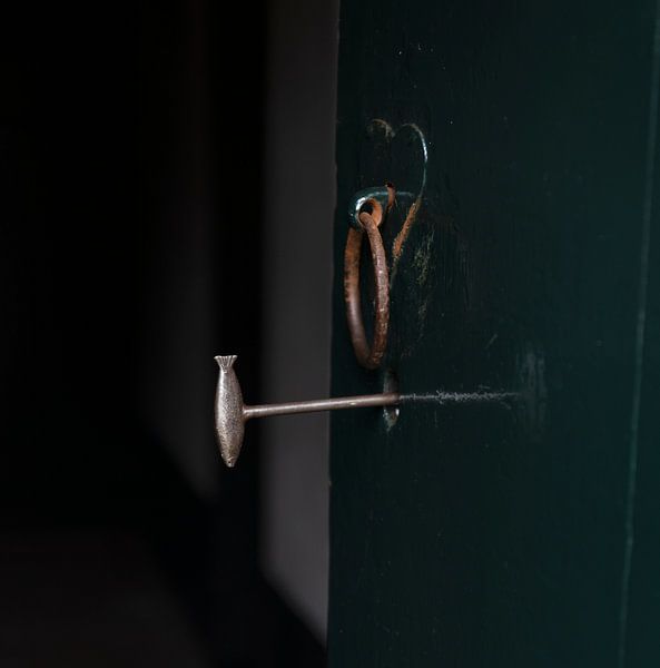 Sleutel in de kerkdeur in Visvliet van Bo Scheeringa Photography
