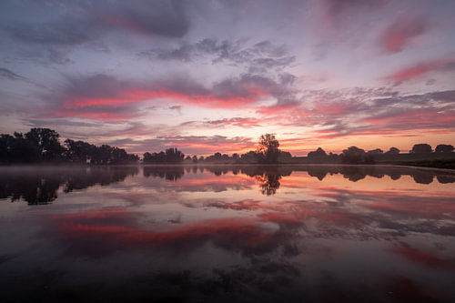 Farbenprächtiger Sonnenaufgang an einem See