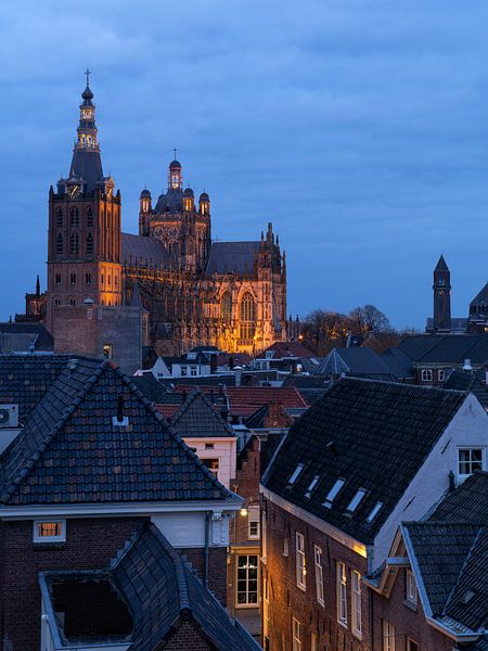 La belle église Sint Jan à Den Bosch pendant l'heure bleue. par Jos Pannekoek