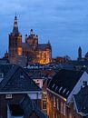 La belle église Sint Jan à Den Bosch pendant l'heure bleue. par Jos Pannekoek Aperçu