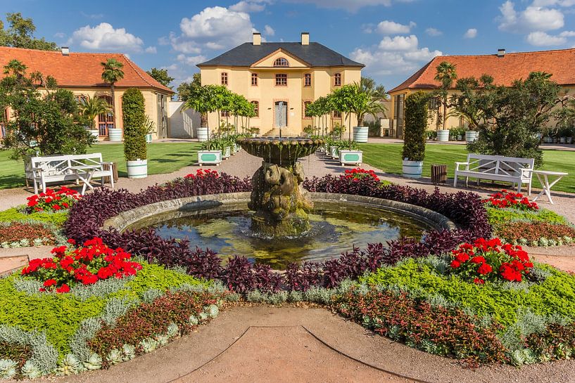 Jardin coloré avec des fleurs et une fontaine au château du Belvédère à Weimar par Marc Venema