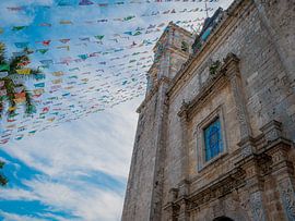gros plan d'une vieille église sur Eline Oostingh
