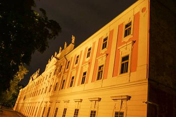 Prag - (Schul-)Gebäude während des Nachtspaziergangs