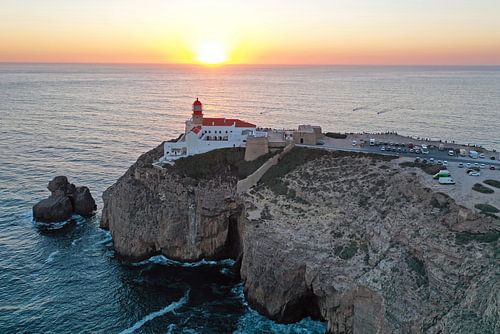 Vuurtoren Cabo Sao Vicente bij Sagres in Portugal bij zonsondergang