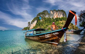 Longtail boat on island beach by Alex Neumayer