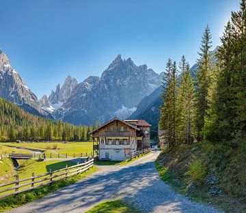 De Fischleinboden hutte met zicht op de Oberbachernspitzen in het Natuurpark Drei Zinnen, Sexten - Sesto, Zuidtirol - Alto Adige - Trentino, Italië