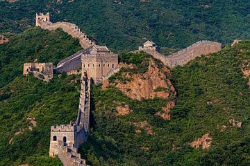 De Grote Muur bij Jinshanling in China van Roland Brack