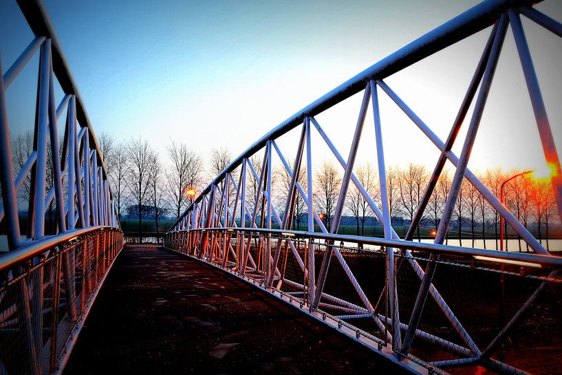 Fietsbrug over de rondweg in Houten Zuid-West. von Margreet van Beusichem