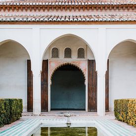 Patio in Alhambra in Granada van Ben De Kock