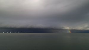 Die Zeelandbrücke und ein Winterregen mit Regenbogen