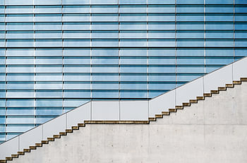 moderne Architektur, Betontreppe vor einer Glasfassade am Marie-Elisabeth-Lueders-Haus im Regierungs
