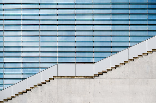 moderne Architektur, Betontreppe vor einer Glasfassade am Marie-Elisabeth-Lueders-Haus im Regierungs