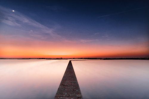 Hölzerner Fußweg bei Sonnenuntergang von Jef Folkerts