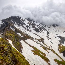 Montagnes dans la neige et les nuages | Alpes sur Kevin Baarda