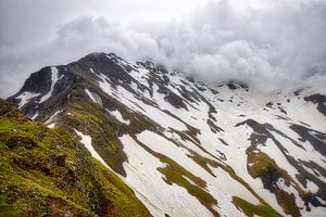 Berge im Schnee und Wolken | Alpen von Kevin Baarda