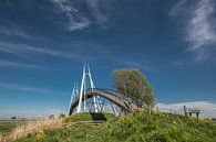 De Slachtetille brug in Noord Friesland over de snelweg Leeuwarden - Harlingen van Harrie Muis thumbnail