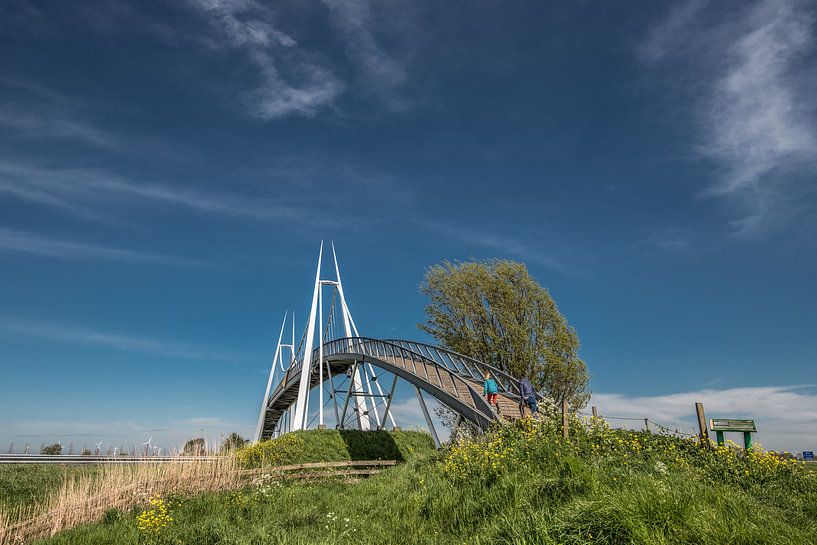 De Slachtetille brug in Noord Friesland over de snelweg Leeuwarden - Harlingen van Harrie Muis