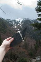 Bergen in China (Yubeng, Yunnan) met sneeuw en gletsjers en steen met witte streep