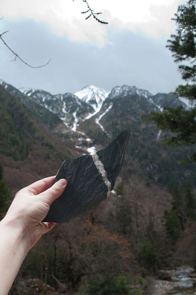 Berge in China mit Schnee und Gletschern und Stein mit weißen Streifen von Irene Cecile