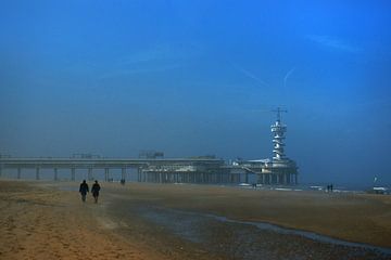 Mistige zondagmorgen op het strand in Scheveningen von Alice Berkien-van Mil