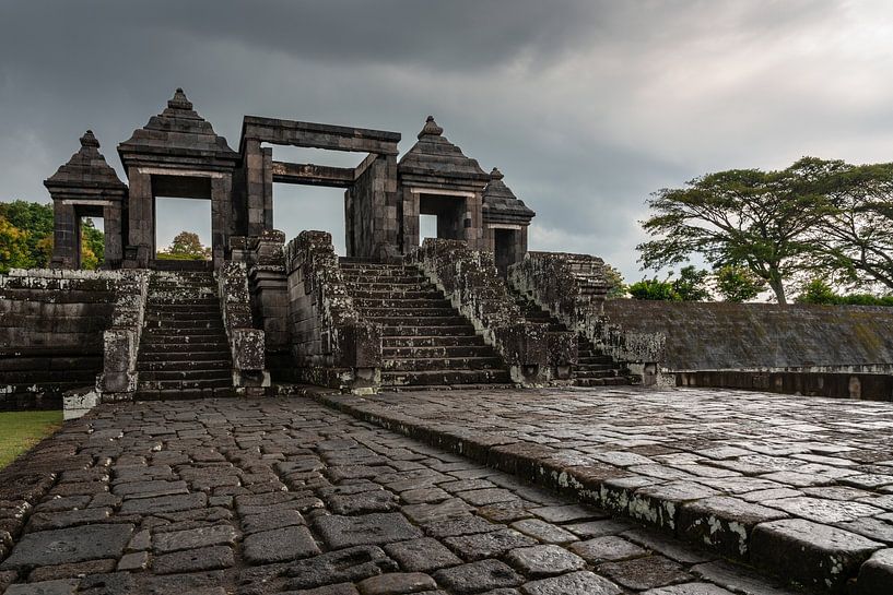 Der Eingang zum Ratu Boko Palast von Anges van der Logt