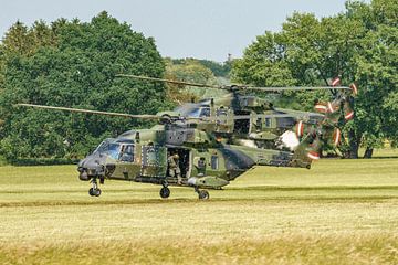 Landing van twee Duitse NH-90 helikopters.