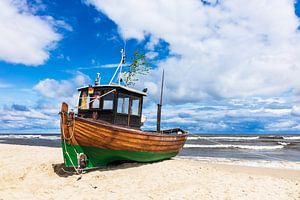 Fishing boat on the Baltic Sea coast in Ahlbeck, Germany sur Rico Ködder