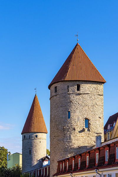 Uitzicht op de stadsmuur en torens in de oude binnenstad van Tallinn, van Rico Ködder