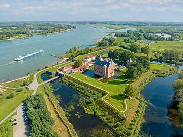 Luchtfoto van kasteel Loevestein aan de rivier de Merwede in Nederland van Eye on You