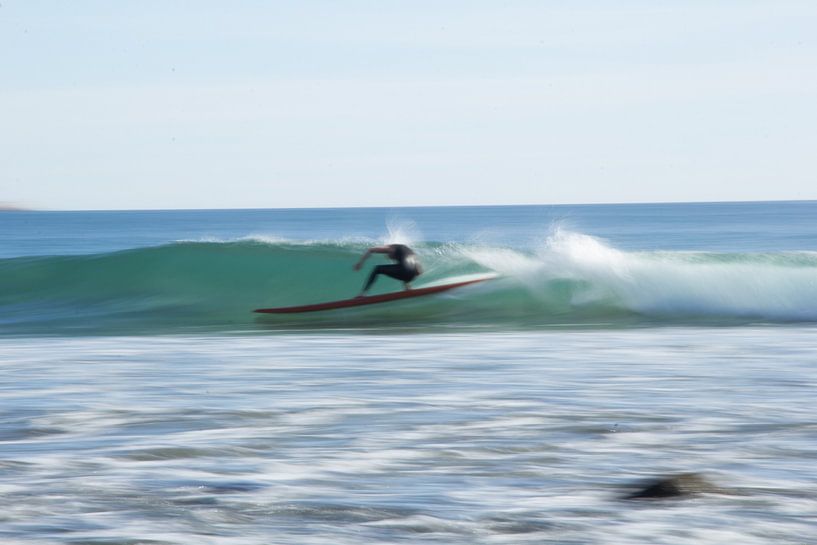 Wazige surfer van Bas Koster