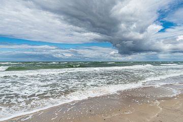 Het Weststrand met golven en wolken op Fischland-Darß van Rico Ködder
