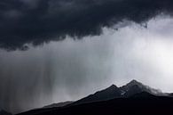 Regen Storm boven de bergen van Hidde Hageman thumbnail