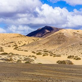 Woestijn onder een blauwe hemel, Lanzarote van Frank Kuschmierz