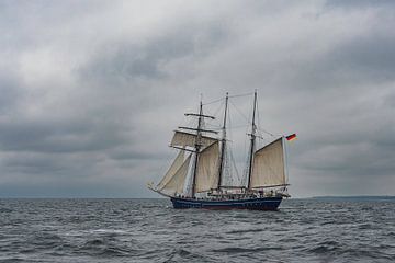 Zeilschip op de Oostzee bij Warnemünde van Rico Ködder