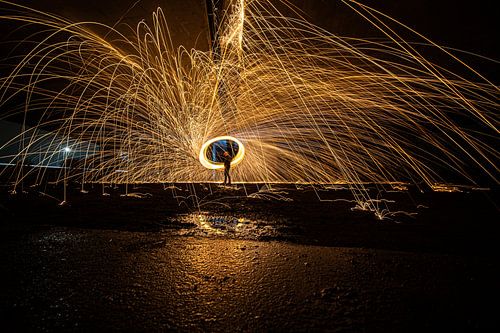 Spectacular lightpainting work with burning steel wool