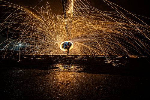 Spectaculair lightpainting werk met brandend staalwol
