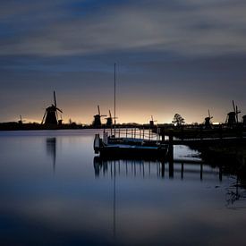 Moulins à vent néerlandais historiques le long d'un large canal à Kinderdijk sur Tjeerd Kruse