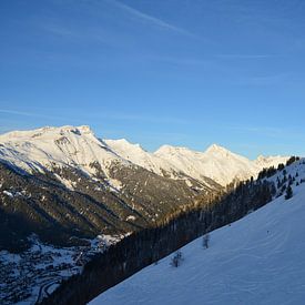 Alpen met veel sneeuw zon en blauwe lucht van Marcel van Duinen